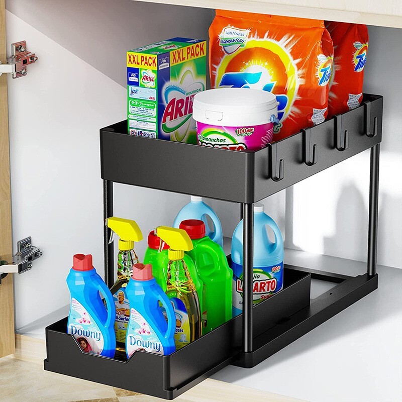 Cái kệ hai tầng Amazon và bồn rửa dưới bếp để trang trí bàn gia vị.