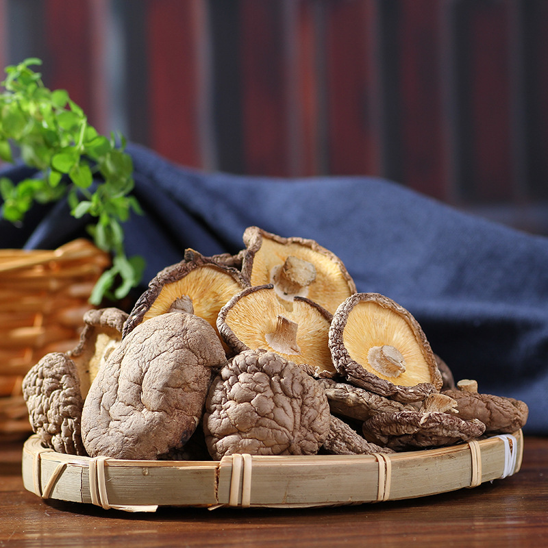 Những cây nấm khô ở Yunnan 500g đầu núi cao với nấm khô và nấm sống.