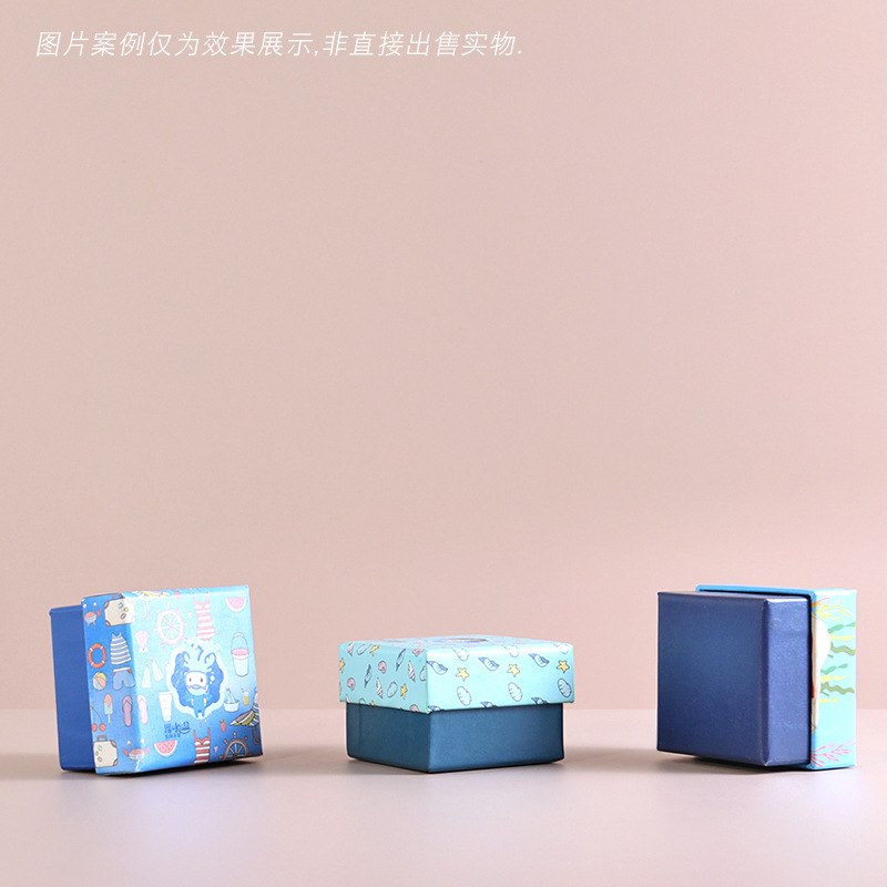 Chiếc hộp phân phối của nhà máy với một chiếc hộp giấy trống rỗng rất may mắn cho logo thiết kế hộp bí ẩn.