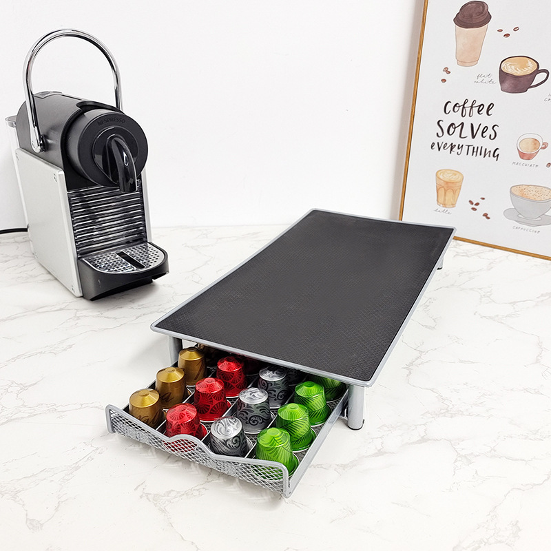 Sherry Nespresso Nespoenas có 40 hạt trong ngăn kéo đựng kim loại.