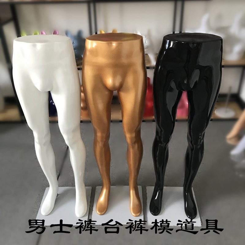 Gomez làm mẫu quần của công cụ người đàn ông cho thấy các công cụ mô hình cho trung tâm mua sắm dưới quầy quần lót.