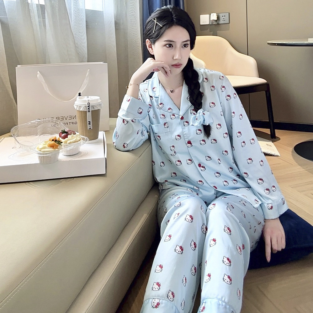 Hai đôi quần đùi lạnh lẽo cho đầu mèo màu xanh, bộ đồ ngủ dài.