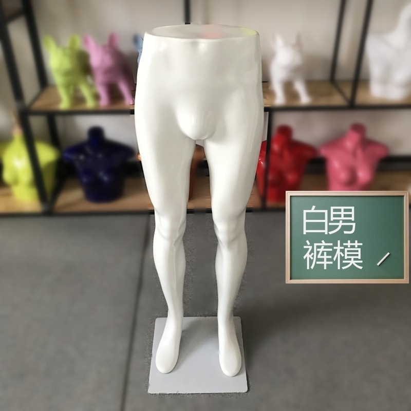 Gomez làm mẫu quần của công cụ người đàn ông cho thấy các công cụ mô hình cho trung tâm mua sắm dưới quầy quần lót.