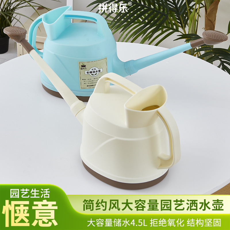 Toàn bộ nồi hoa với một cái miệng dài và một cái nồi rộng chứa đầy vườn với đồ dùng làm vườn