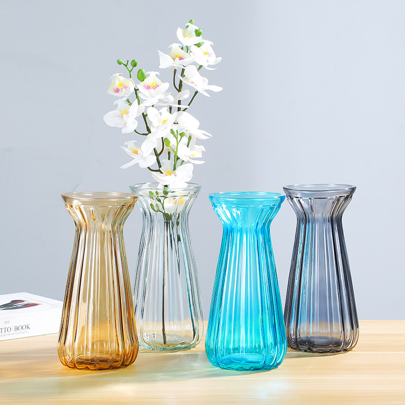 Những chiếc bình thủy tinh mới bằng tiền mặt, những thứ hiện đại, đơn giản của phòng khách.