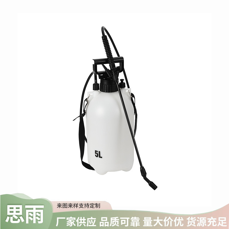 Chiếc xe tải 5L mới tinh của nhà máy được bọc với các dụng cụ phun thuốc trừ sâu, bi-đông từ vai đến mặt.