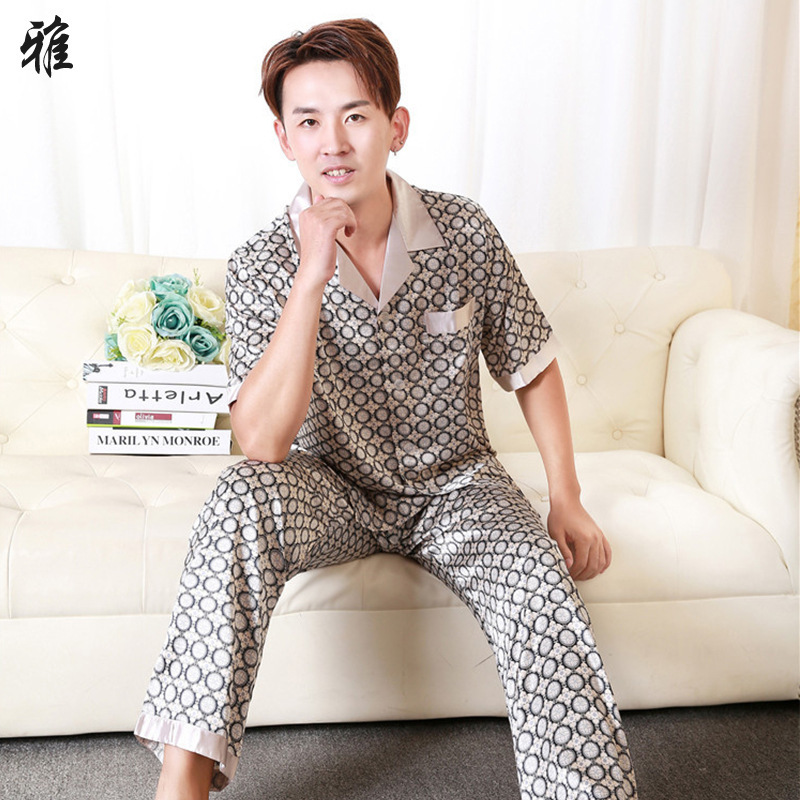 Một người đàn ông xuyên biên giới với một bộ đồ ngủ da lụa, may mắn, vui vẻ lâu dài, duyên dáng, quần áo nhà lớn mã hóa.