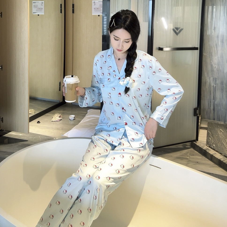 Hai đôi quần đùi lạnh lẽo cho đầu mèo màu xanh, bộ đồ ngủ dài.