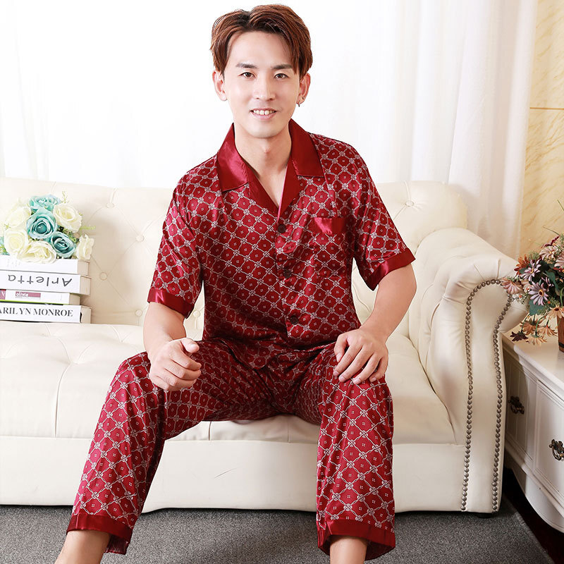 Một người đàn ông xuyên biên giới với một bộ đồ ngủ da lụa, may mắn, vui vẻ lâu dài, duyên dáng, quần áo nhà lớn mã hóa.