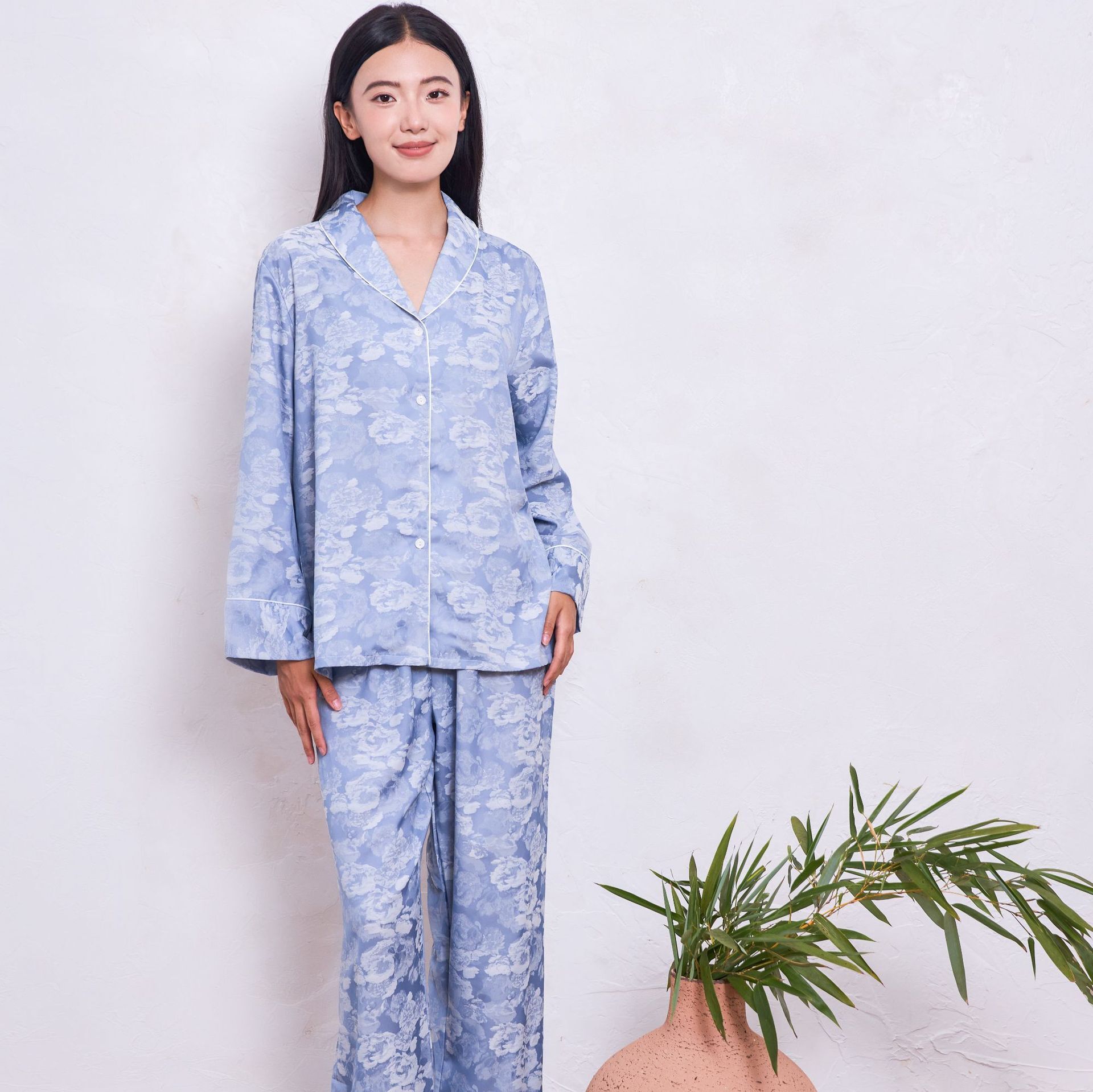 Bộ đồ mới cho cô gái mặc đồ ngủ Trung Quốc, mùa xuân và cô gái mùa thu.