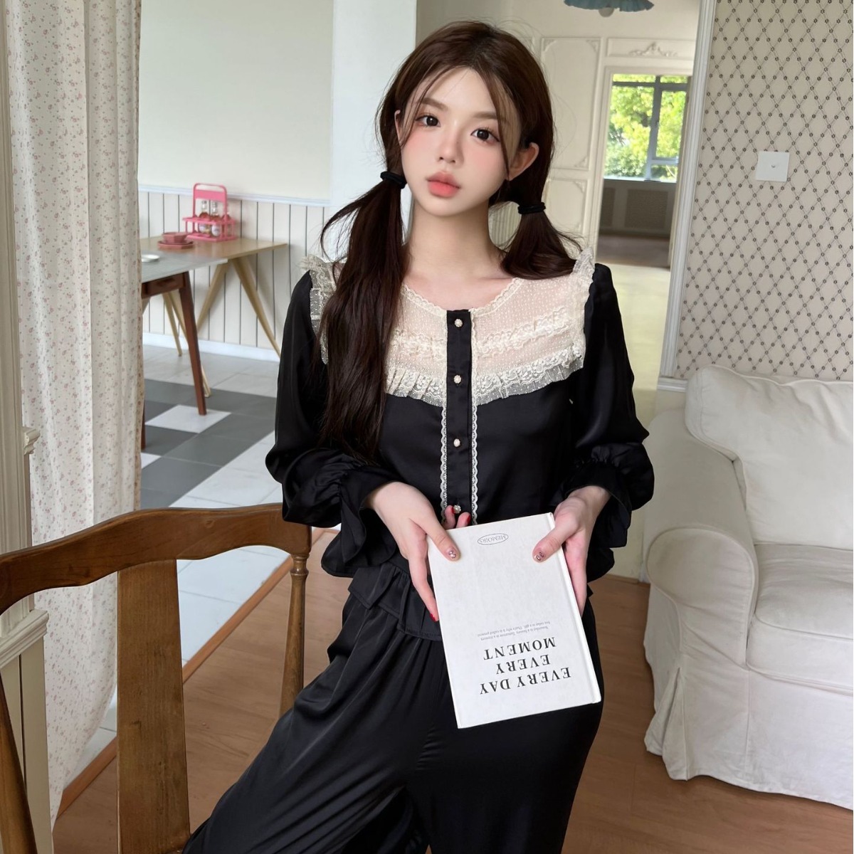 Cô gái mặc áo ngủ lạnh vào mùa hè và mùa thu có thể đeo váy kiểu nhà của một cô gái trẻ bị sốt phát ban.