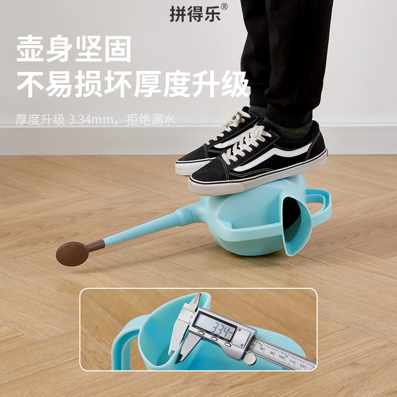 Toàn bộ nồi hoa với một cái miệng dài và một cái nồi rộng chứa đầy vườn với đồ dùng làm vườn