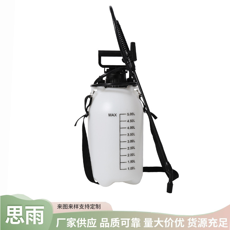 Chiếc xe tải 5L mới tinh của nhà máy được bọc với các dụng cụ phun thuốc trừ sâu, bi-đông từ vai đến mặt.