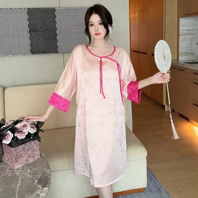 Áo ngủ lạnh Trung Quốc với nút quay ngược màu đen trên áo ngủ lụa.
