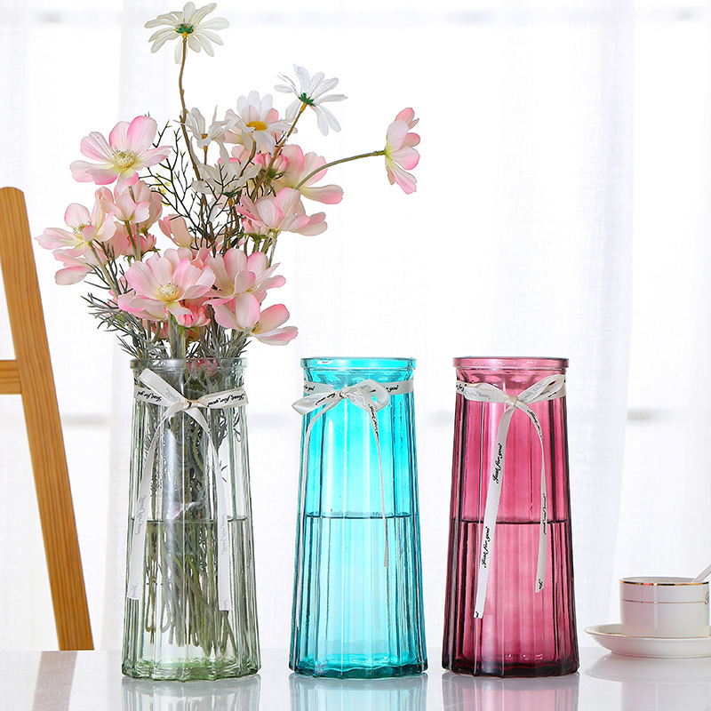 Trong, những chiếc bình Châu Âu sáng tạo, những chiếc bàn người Mỹ giao tiếp thủy tinh, phòng khách sang trọng.