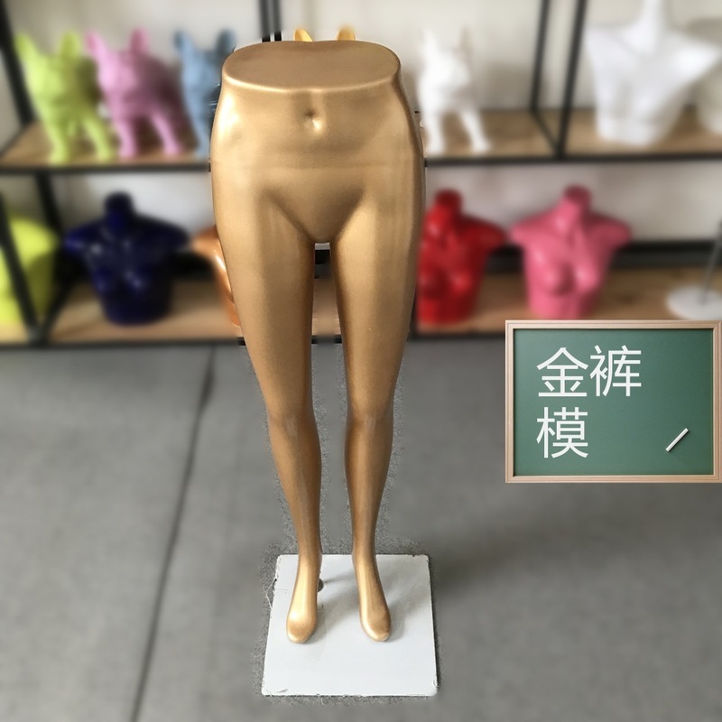 Gomez làm mẫu cho thấy quần lót, quần lót, quần lót, người mẫu của trung tâm mua sắm.