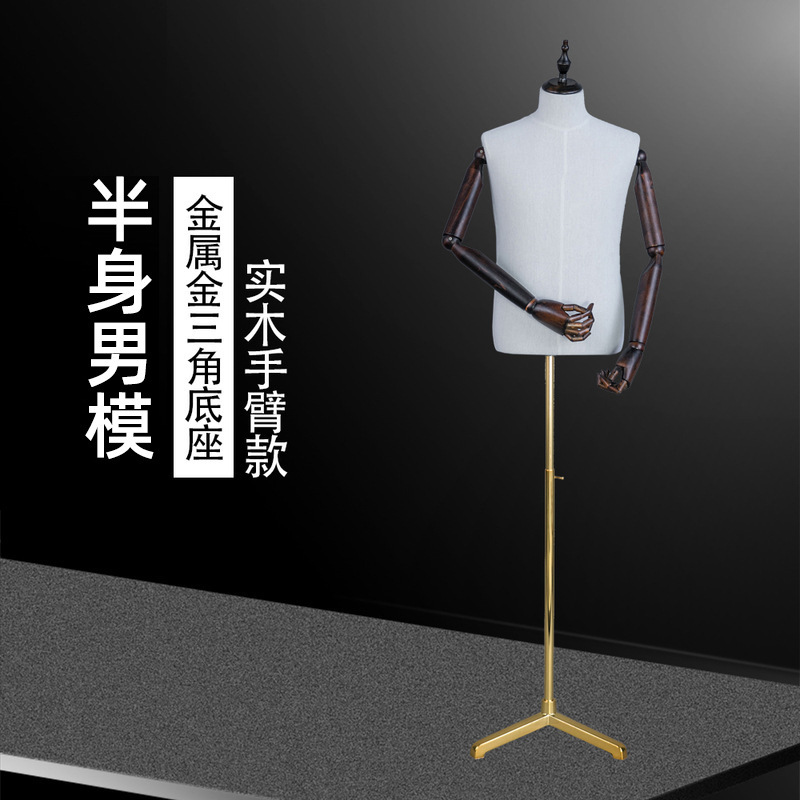 Buổi trưng bày cửa sổ của người đàn ông và kệ mẫu của người đàn ông cho cửa hàng váy.