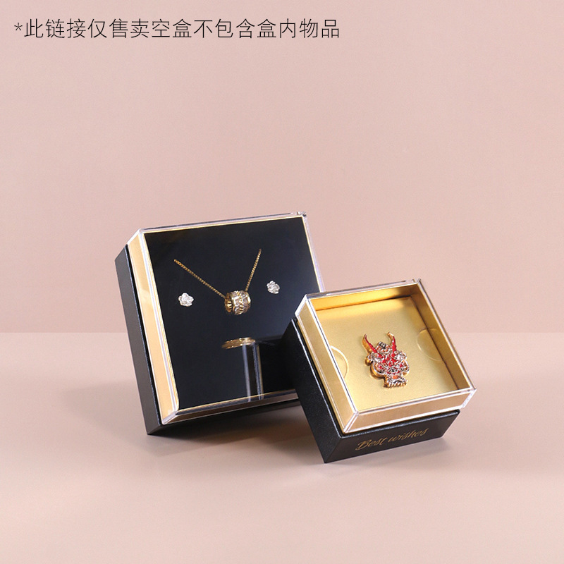 Một hộp đen trắng với một huy hiệu đơn giản và một hộp trắng đen.