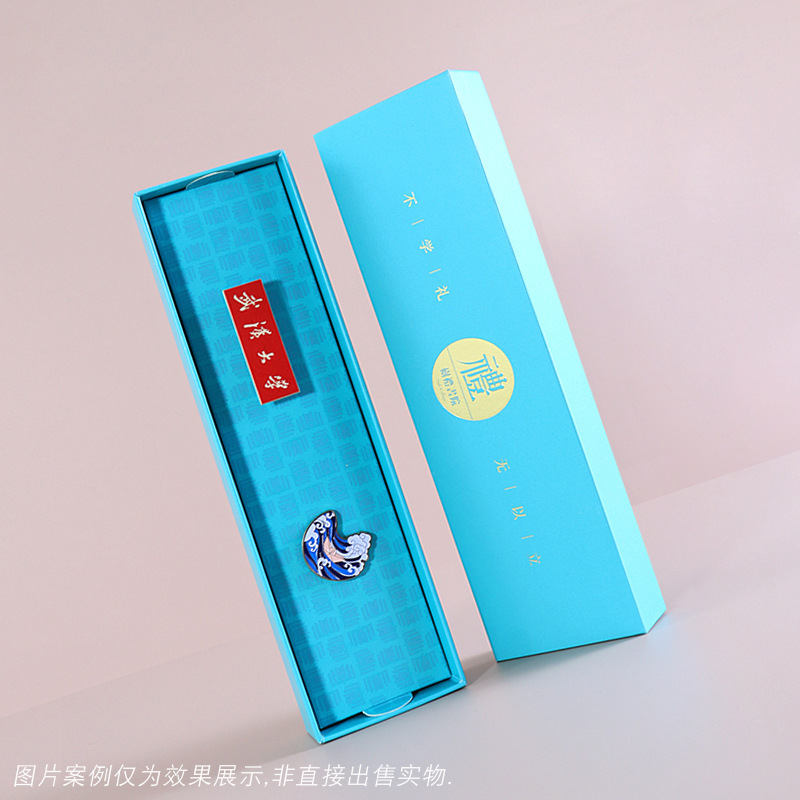 Một nhà máy có phong tục bán một hộp nữ trang và một hộp với vòng cổ cảm giác cao cấp.