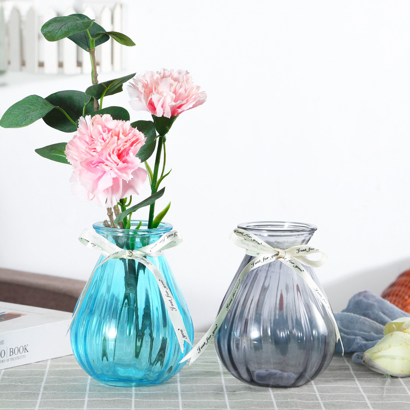 Nước sốt xanh nguyên chất, ly hổ phách, bình đựng trong suốt với bó hoa.