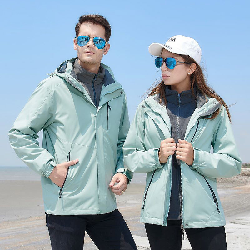 Một cặp đôi mặc áo thun có thể phá vỡ một cô gái mặc áo khoác nóng bức, chống gió.