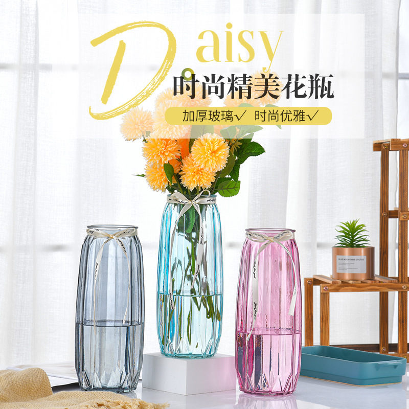Một chai thủy tinh màu mới với một loại hoa rất đắt tiền, một cái bàn sang trọng nhẹ với chất thủy âm trong suốt.