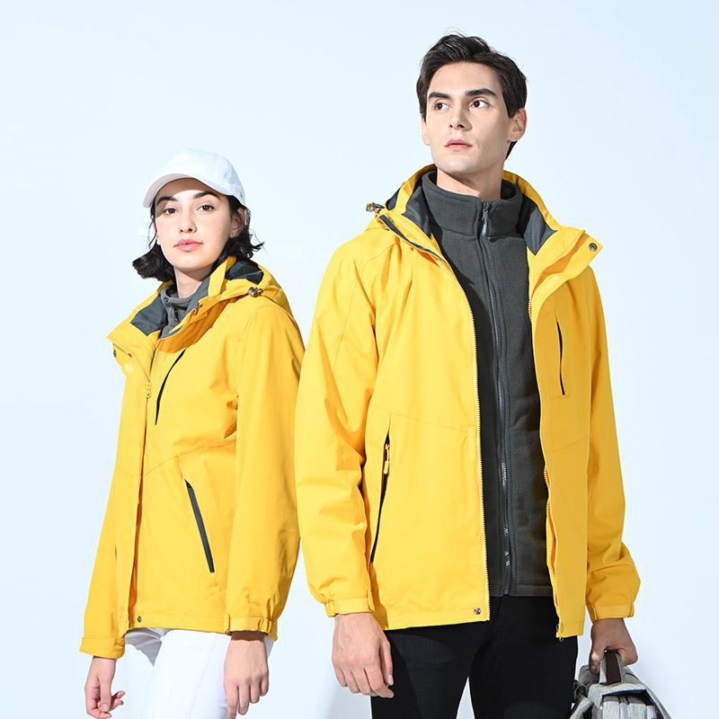 Một cặp đôi mặc áo thun có thể phá vỡ một cô gái mặc áo khoác nóng bức, chống gió.