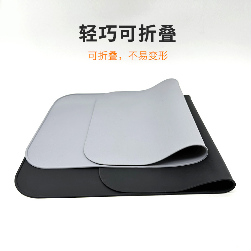 Một con mèo nuôi với nước sốt silicon. Nước sốt Silicon.