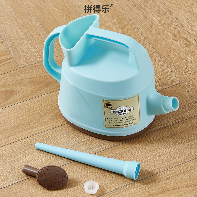 Toàn bộ nồi hoa với một cái miệng dài và một cái nồi rộng chứa đầy vườn với đồ dùng làm vườn