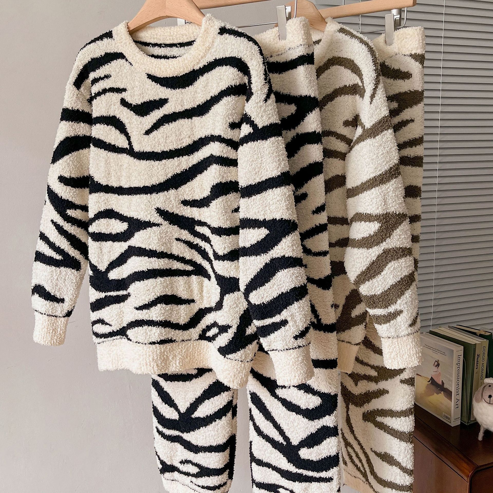 Ngựa vằn sọc, mềm mại, pyjamas trang trí và vải nhung dài, bộ đồ vải bông dài