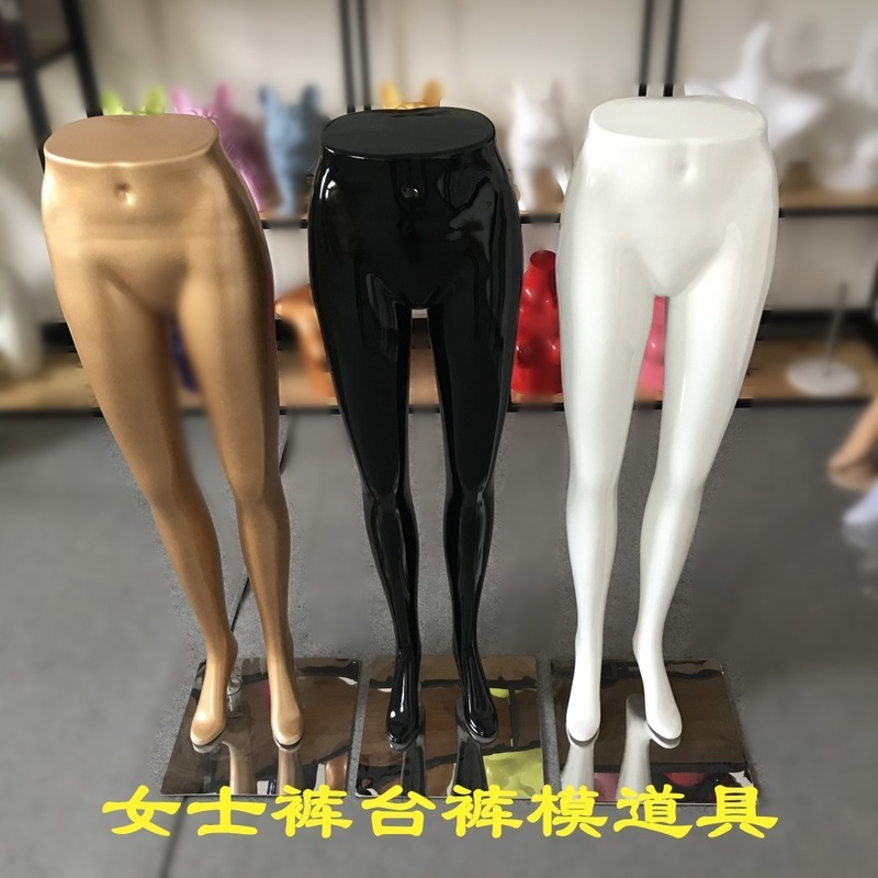 Gomez làm mẫu cho thấy quần lót, quần lót, quần lót, người mẫu của trung tâm mua sắm.