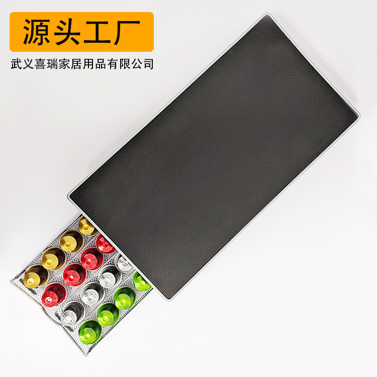 Sherry Nespresso Nespoenas có 40 hạt trong ngăn kéo đựng kim loại.