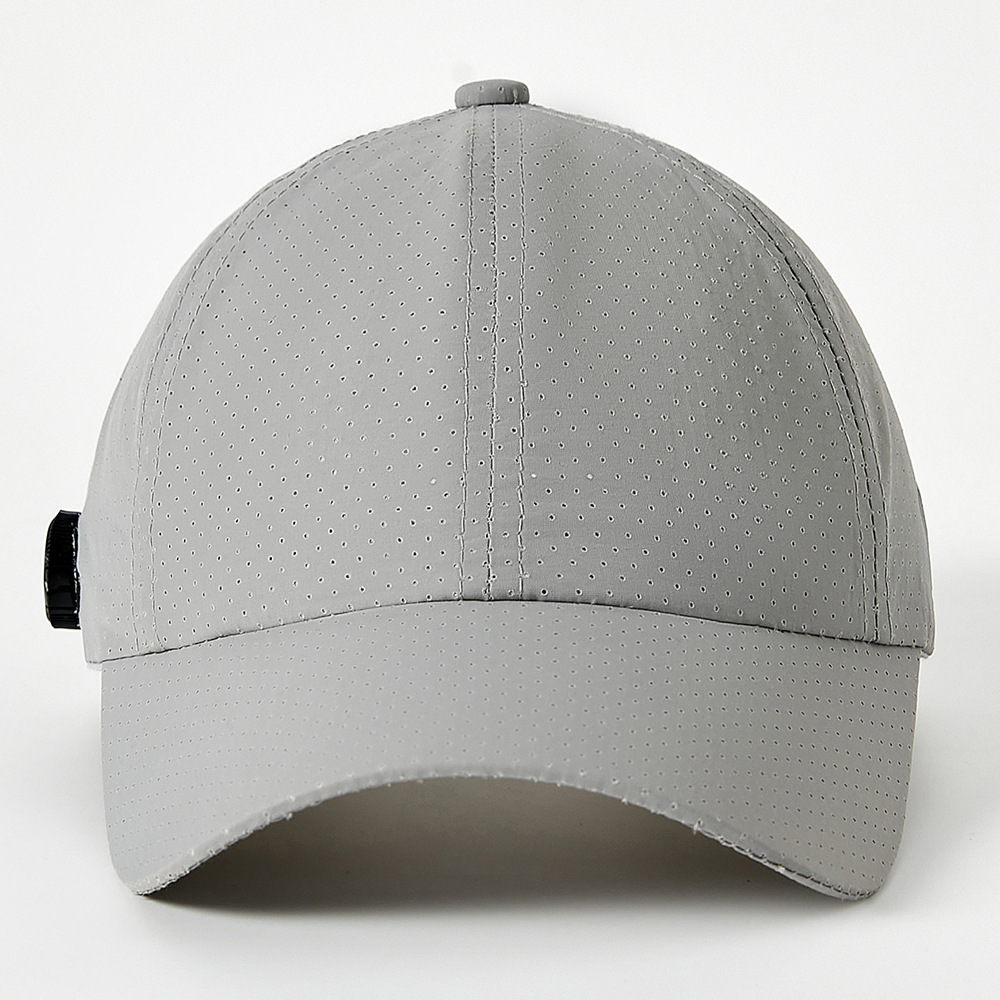 Người đàn bà khô ráo nhanh chóng, trùm đầu bằng hơi thở, đội mũ đánh golf, đội mũ bóng chày thêu.