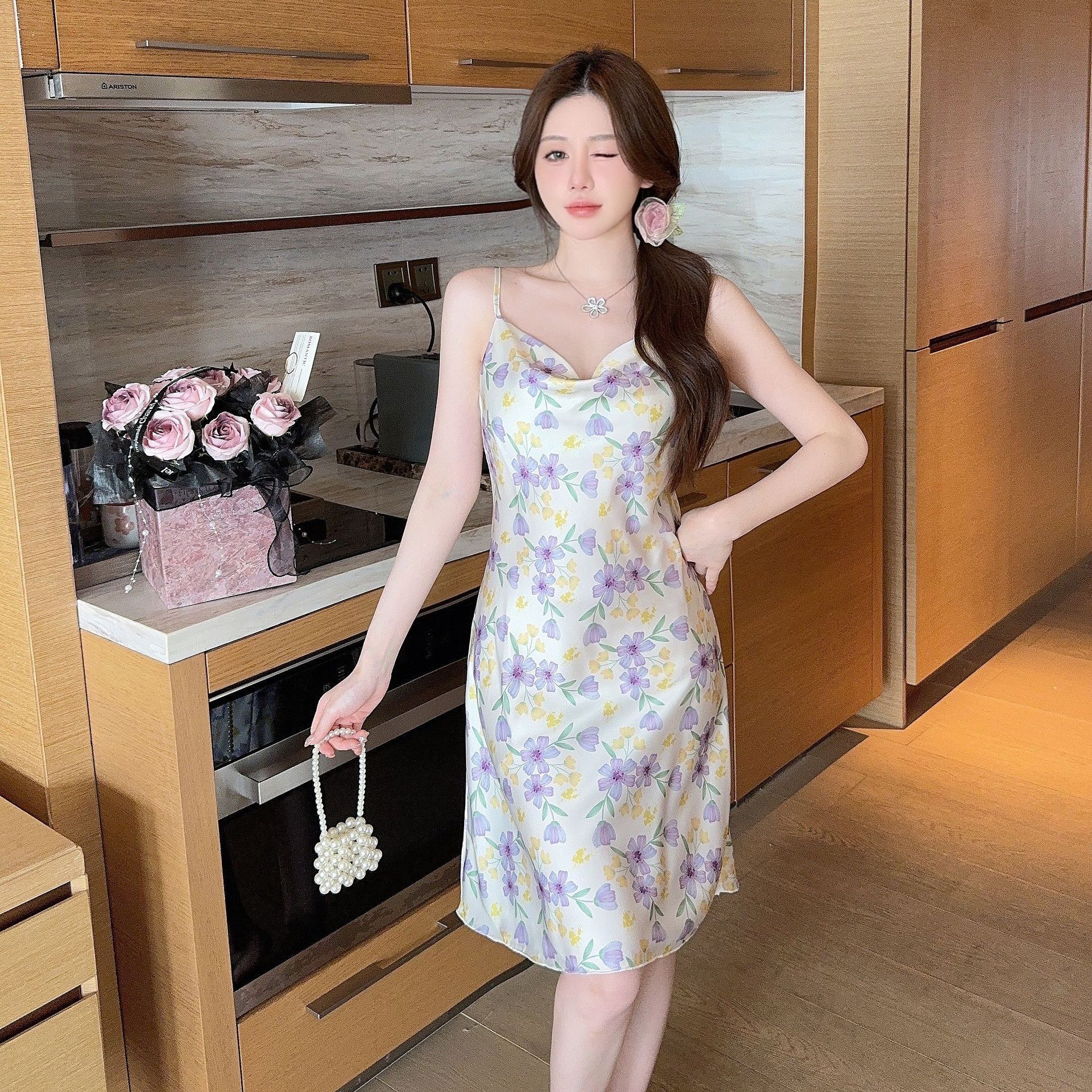 Hai sợi dây buộc băng có thể được mặc trong bộ đồ của một bà nội trợ gợi cảm.