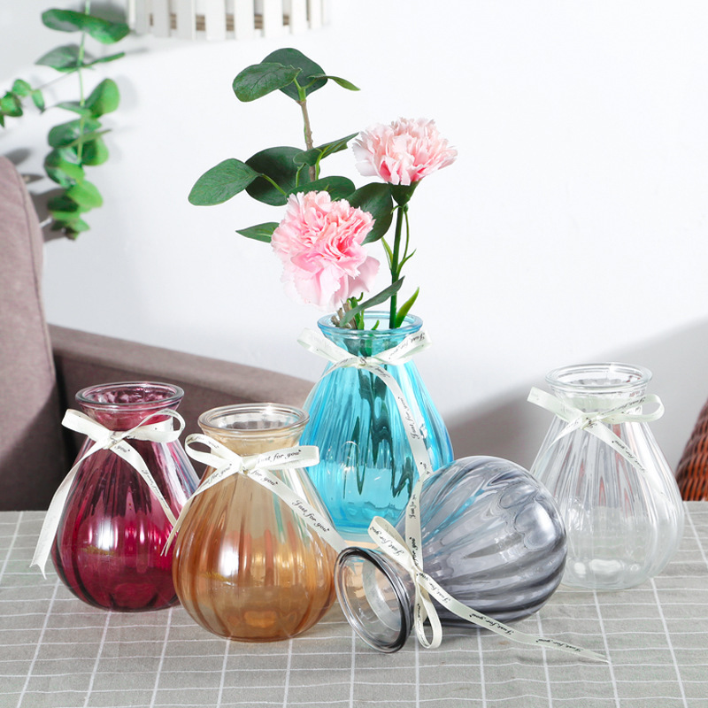Nước sốt xanh nguyên chất, ly hổ phách, bình đựng trong suốt với bó hoa.
