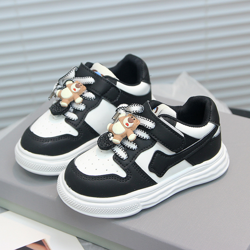 Children's shoes and cartoons, 2023 Spring Strawberry Bear's Newly Comfortable Girl's Leisure Shoes, and children's squirt shoes