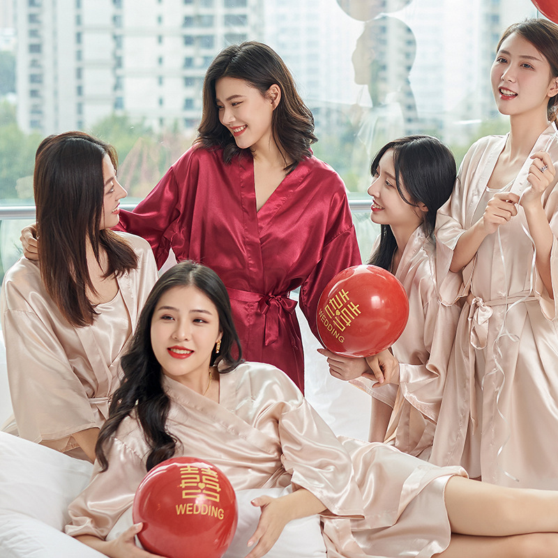 Phù dâu của cô dâu mặc áo choàng buổi sáng, thêu với áo choàng lạnh, và cô dâu mặc đồ ngủ.