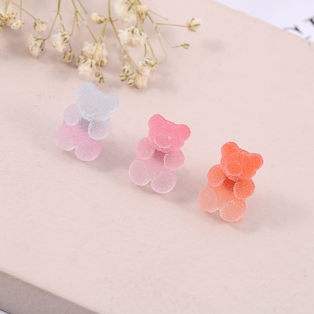 Han's cute little bear ear nails, a young girl with a soft-coloured ear nail.