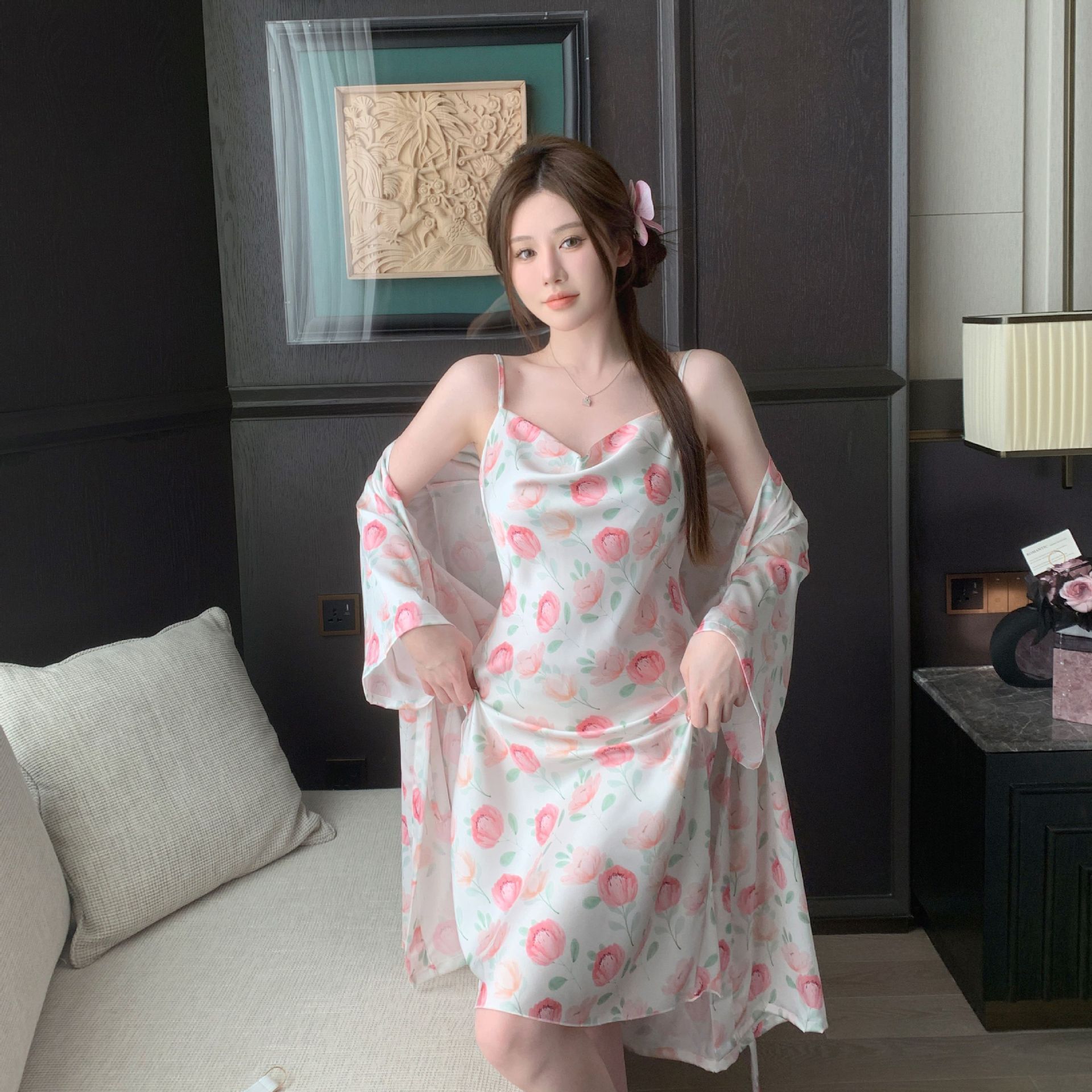 Hai sợi dây buộc băng có thể được mặc trong bộ đồ của một bà nội trợ gợi cảm.