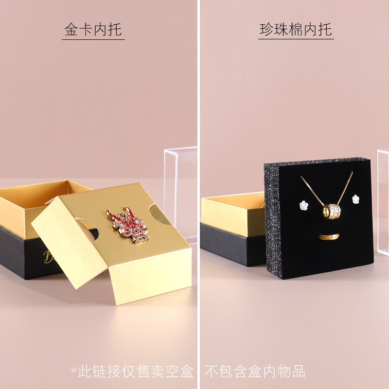 Một hộp đen trắng với một huy hiệu đơn giản và một hộp trắng đen.