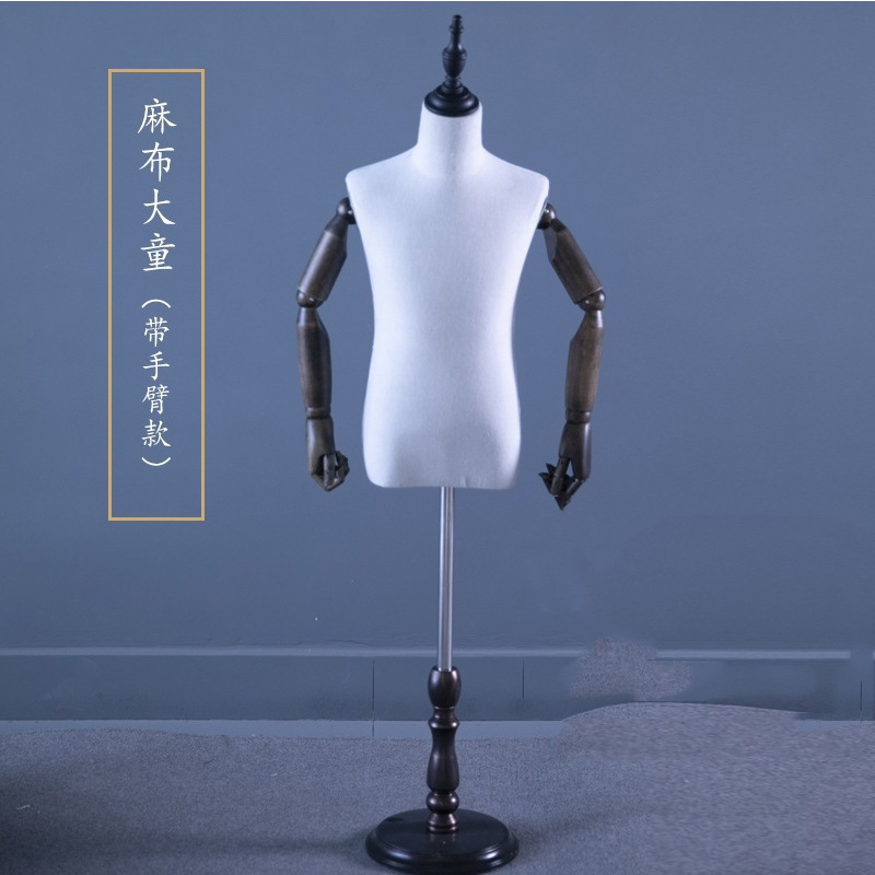 Những người mẫu nửa búp bê của trẻ em và cửa sổ cửa hàng búp bê cho thấy những mẫu giả của trẻ em.