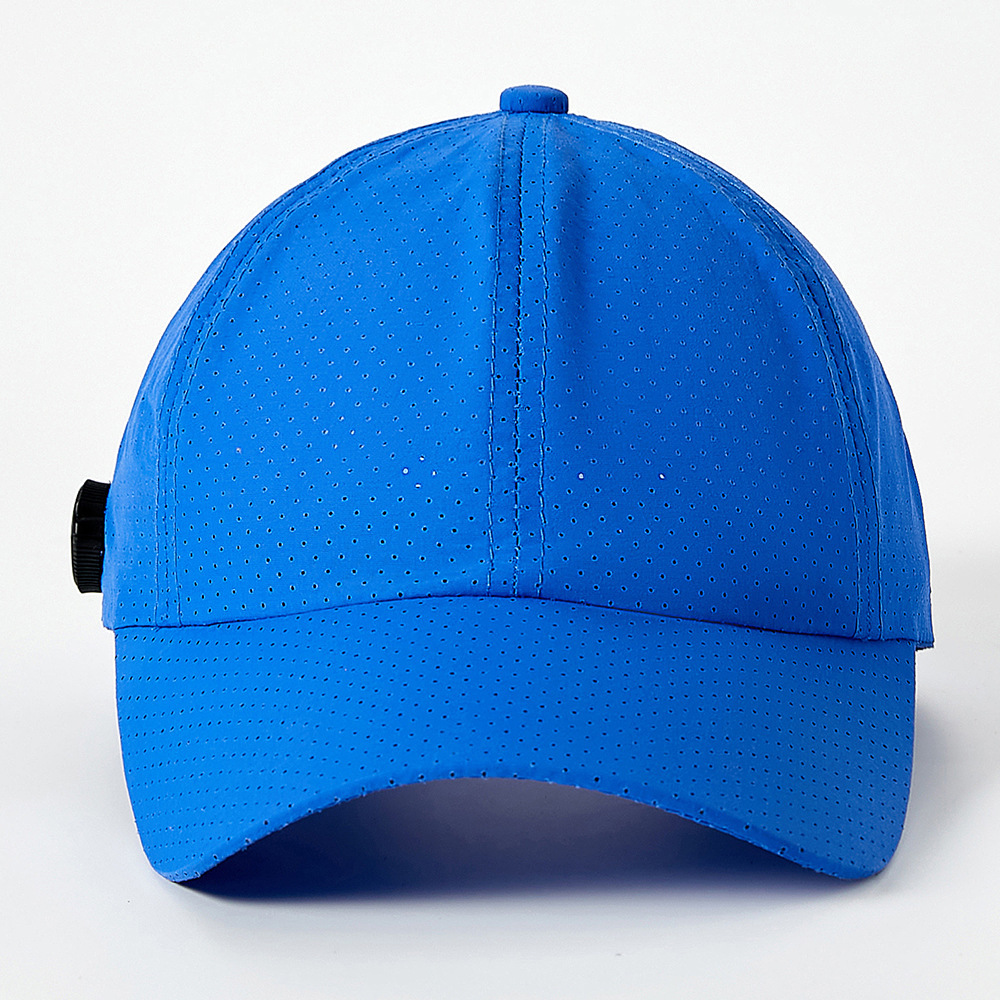 Người đàn bà khô ráo nhanh chóng, trùm đầu bằng hơi thở, đội mũ đánh golf, đội mũ bóng chày thêu.