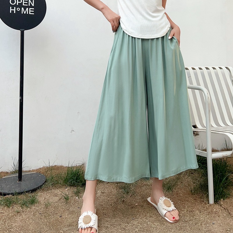 Những cô gái mới của mùa hè với đôi chân rộng màu vải bông có thể được thay thế bằng váy.