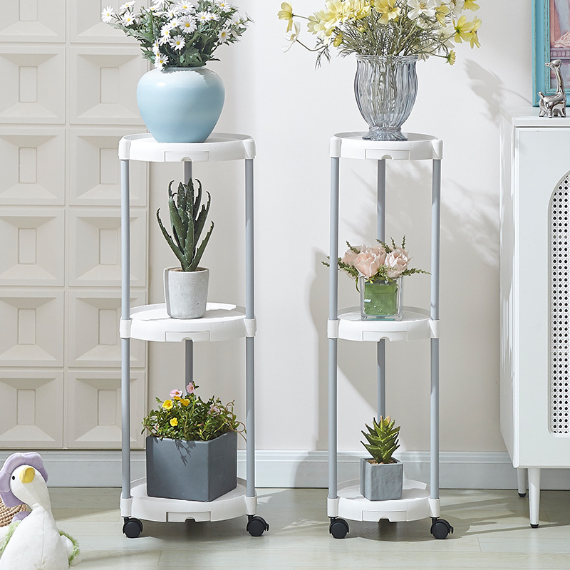 Một kệ hoa ngoài trời nhiều tầng bên ngoài phòng nhựa của Bắc Gardener và một bức xạ ngọc lam ngọc.