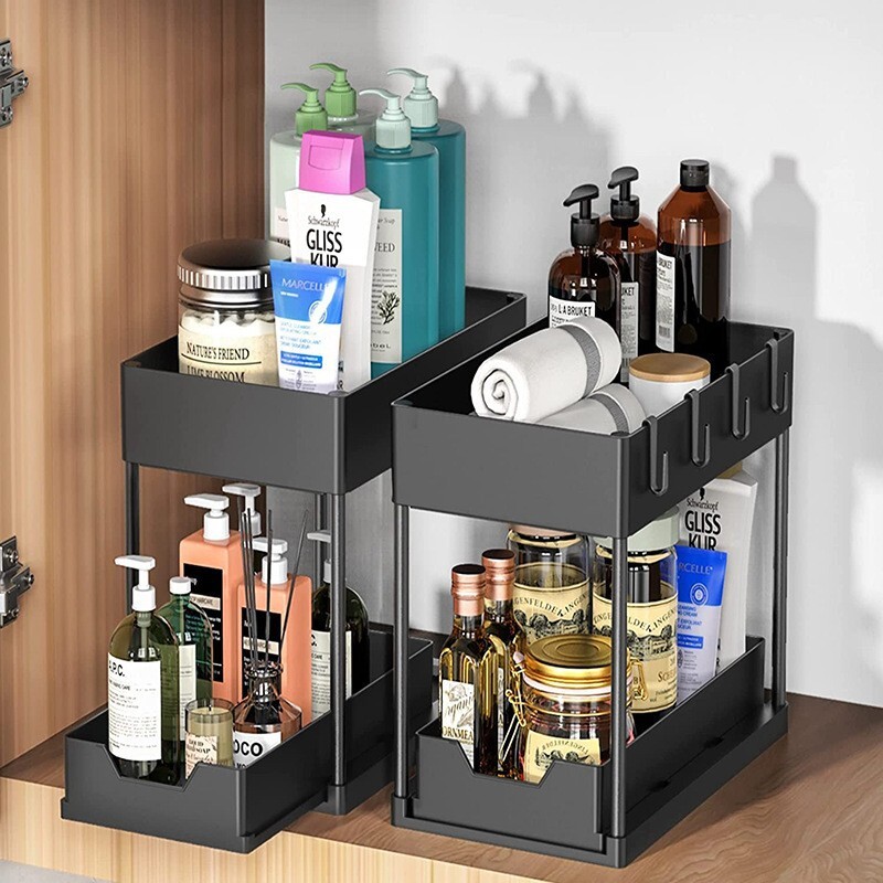 Cái kệ hai tầng Amazon và bồn rửa dưới bếp để trang trí bàn gia vị.
