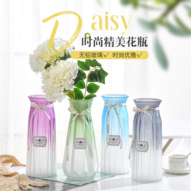 Một cái cốc châu Âu hai màu với một cái đĩa hoa màu sắc, giàu có, khô ráo.