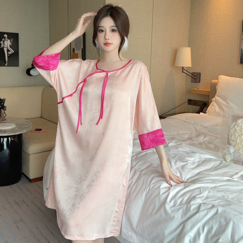 Áo ngủ lạnh Trung Quốc với nút quay ngược màu đen trên áo ngủ lụa.