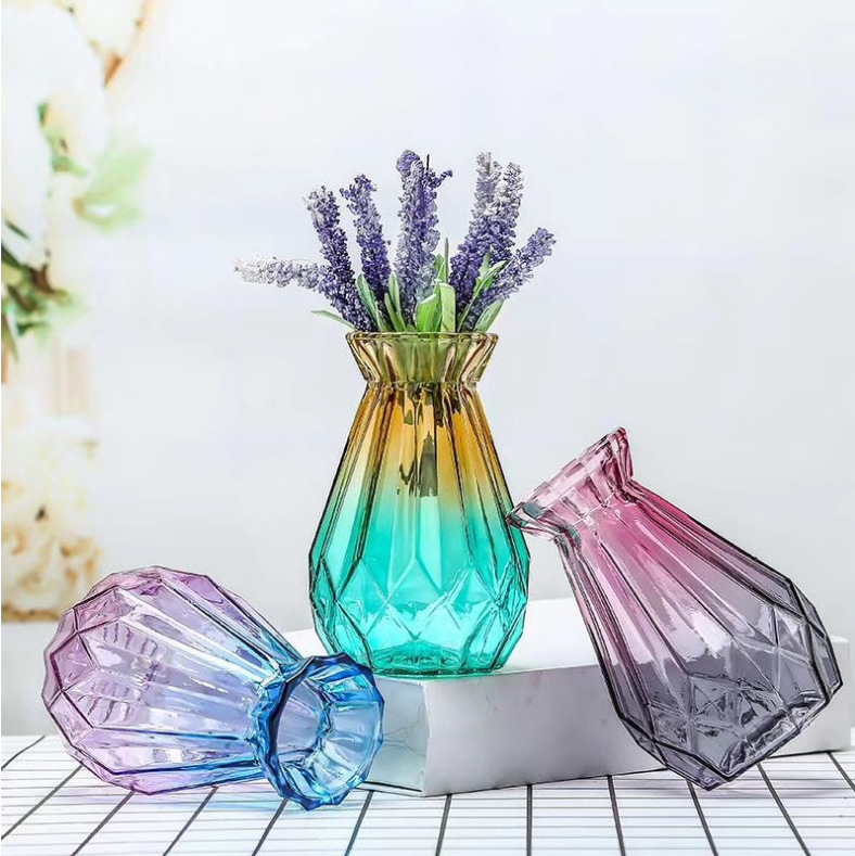 Toàn bộ thủy tinh nước mới, sáng tạo, bình hoa màu với bó hoa được trang trí bằng hoa khô