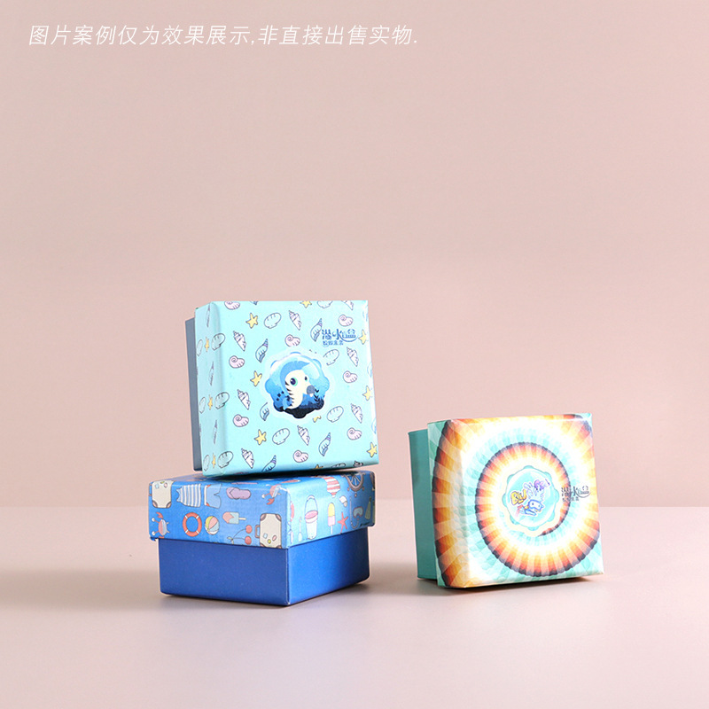 Chiếc hộp phân phối của nhà máy với một chiếc hộp giấy trống rỗng rất may mắn cho logo thiết kế hộp bí ẩn.