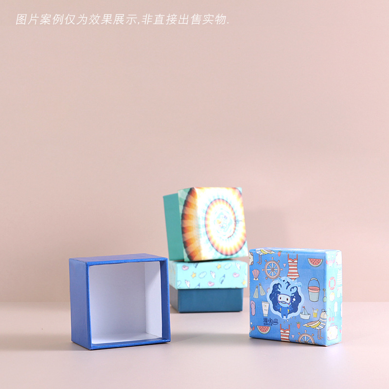 Chiếc hộp phân phối của nhà máy với một chiếc hộp giấy trống rỗng rất may mắn cho logo thiết kế hộp bí ẩn.